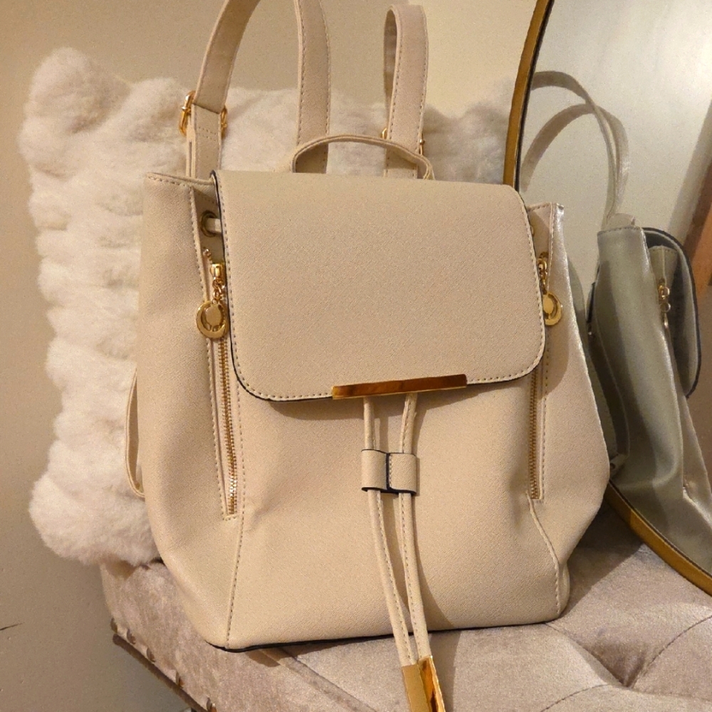 Wink Kangaroo Elegant Cream Backpack With Gold Zipper Detail